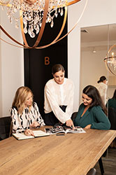 Ryma-Brixi_styliste-personnelle-avec-clientes